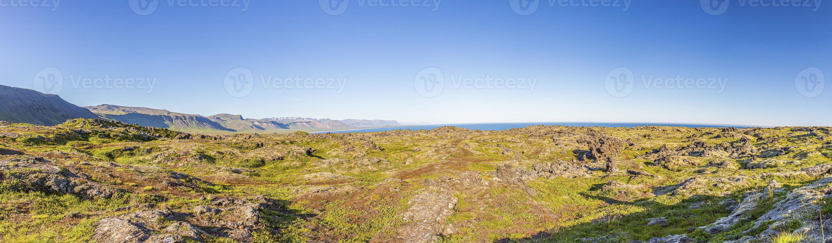 panoramisch visie van snaefellsjokull vulkaan over- de snaefells schiereiland Aan IJsland in zomer gedurende dag foto