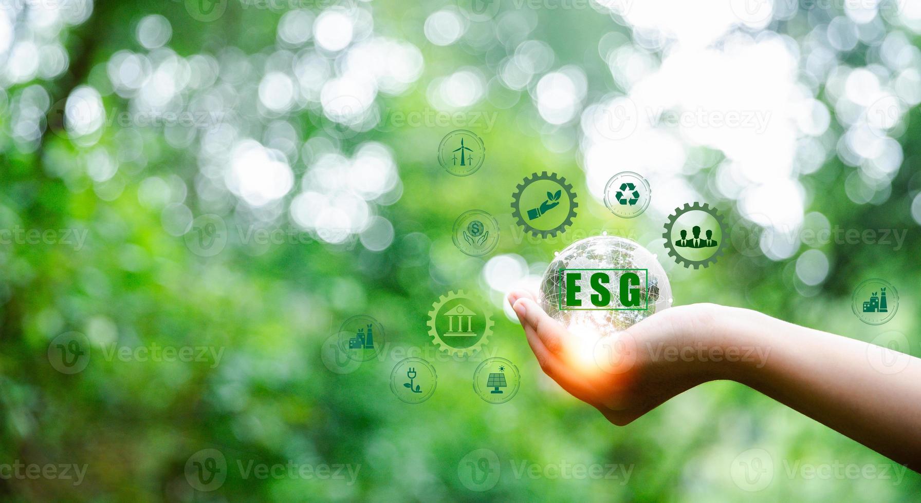 esg icoon concept in hand- voor milieu, sociaal en bestuur in duurzame en ethisch bedrijf Aan netwerk verbinding Aan groen achtergrond. ideeën voor productie en behoud van omgeving. foto