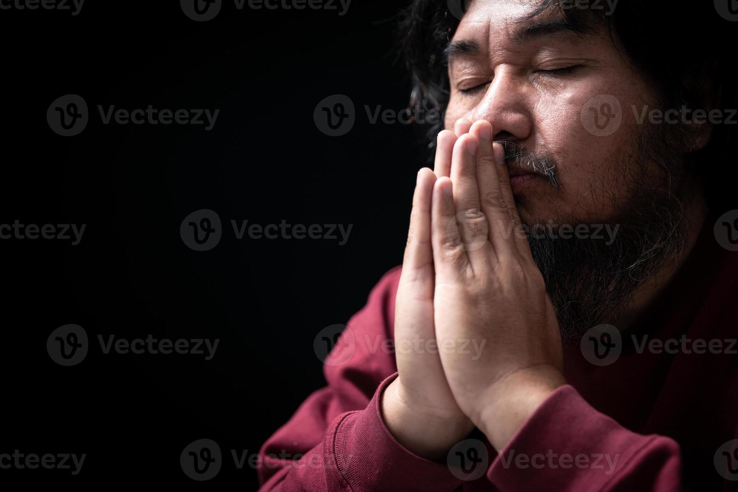 handen gevouwen in gebed Aan in kerk concept voor vertrouwen, geestelijkheid en geloof, Mens bidden in de ochtend. Mens hand- met bidden god. persoon christen mannen wie hebben geloof in Jezus aanbidden in donker. foto