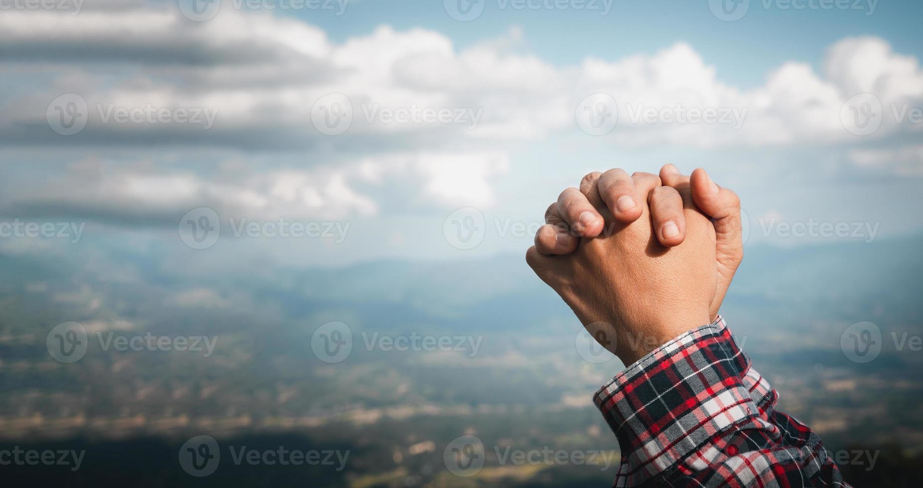 banier met kopiëren ruimte van vrouw handen bidden naar god Aan natuur achtergrond. panorama van vrouw persoon aanbidden met geloof en liefde. concept van geloof, Christendom, vertrouwen, vrede, hoop foto