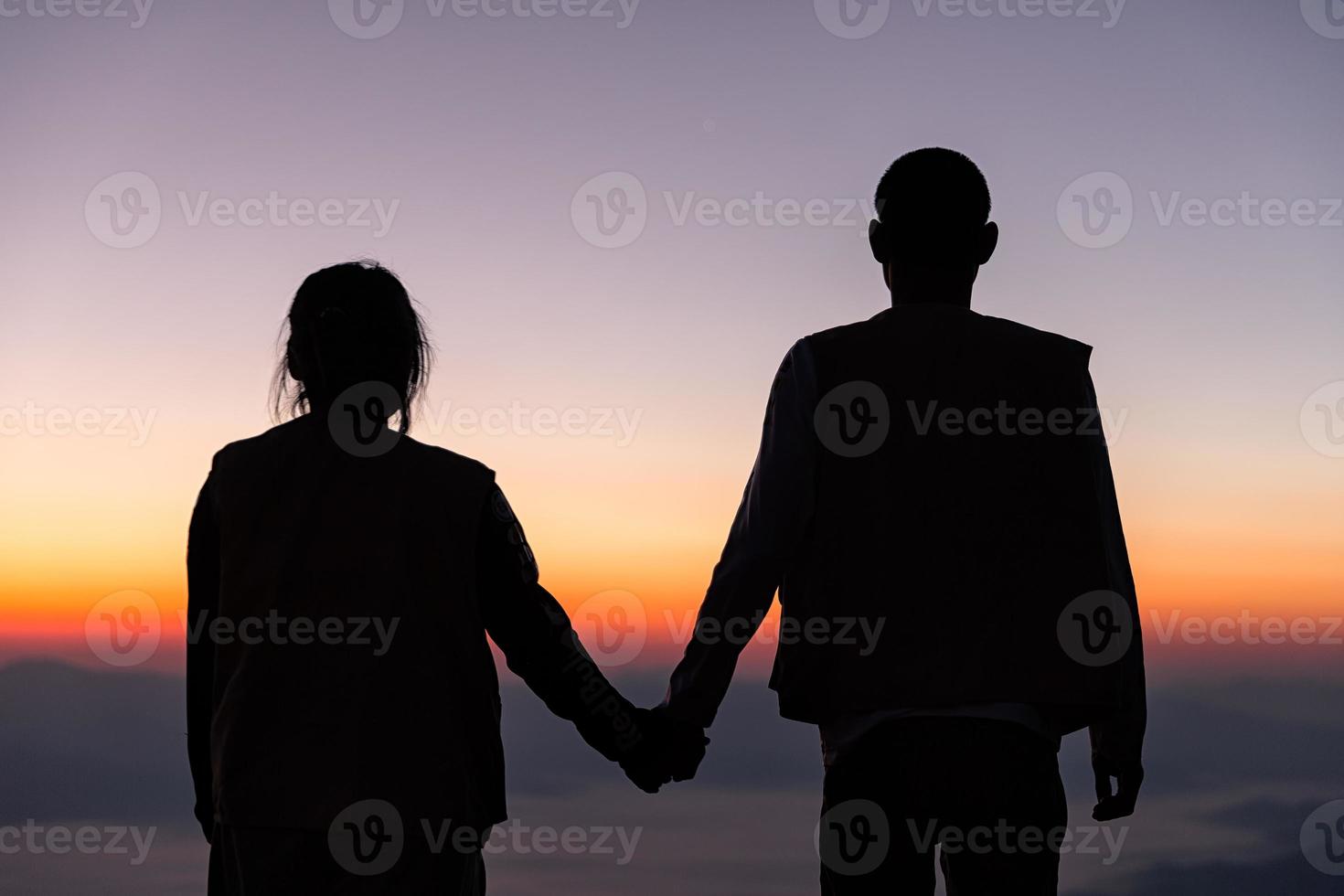 silhouet van bruiloft paar in liefde Holding hand- samen gedurende zonsopkomst met ochtend- lucht achtergrond. pre-huwelijk portretten. gelukkig paar afbeeldingen Mens en vrouw met lucht natuur achtergrond foto