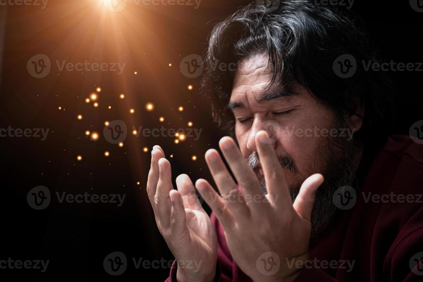 handen gevouwen in gebed Aan in kerk concept voor vertrouwen, geestelijkheid en geloof, Mens bidden in de ochtend. Mens hand- met bidden god. persoon christen mannen wie hebben geloof in Jezus aanbidden in donker. foto