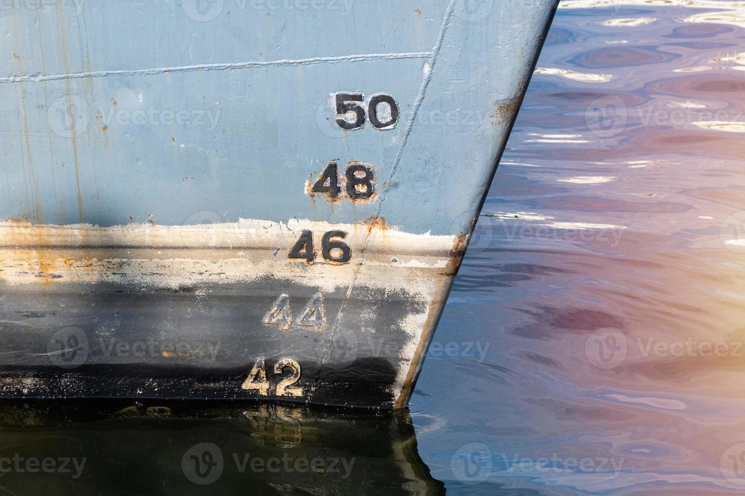 oud schip droogte Aan romp, schaal nummering. afstand tussen waterlijn en bodem kiel. foto