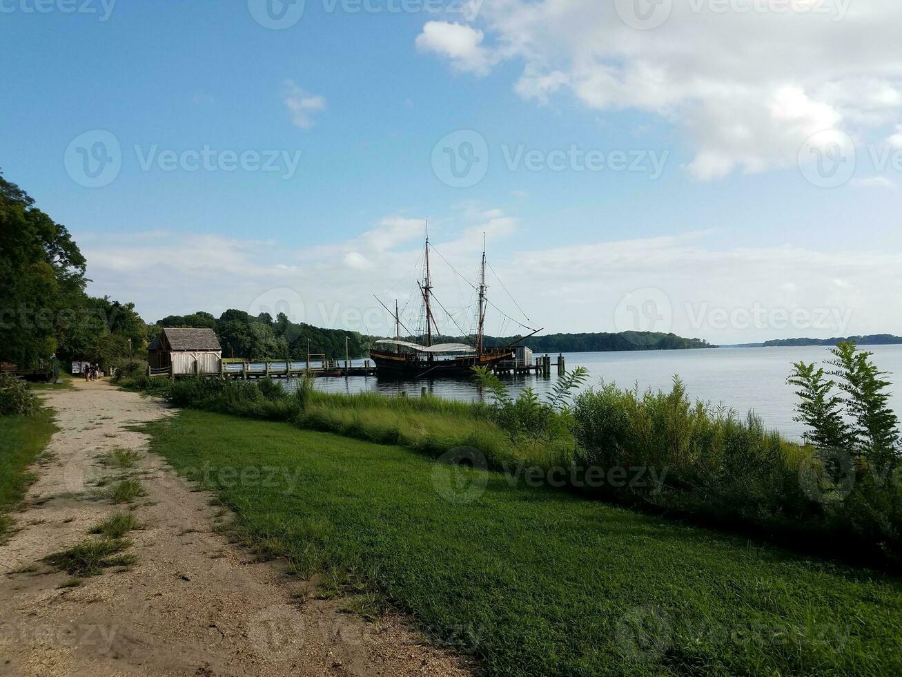 oud boot aangemeerd Aan rivier- of meer water foto