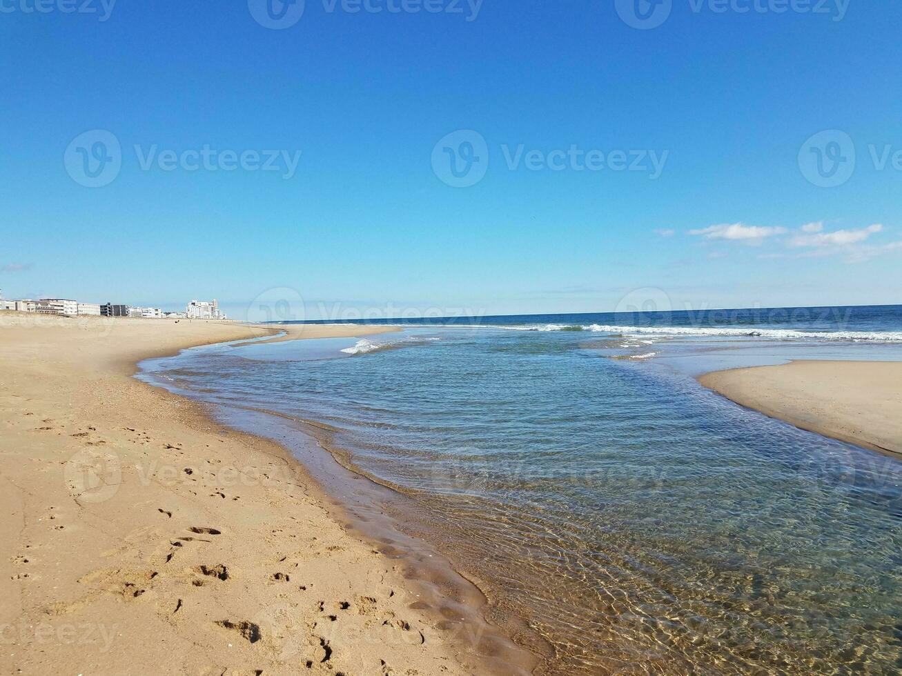 water vloeiende in rivier- Aan strand in de buurt oceaan foto