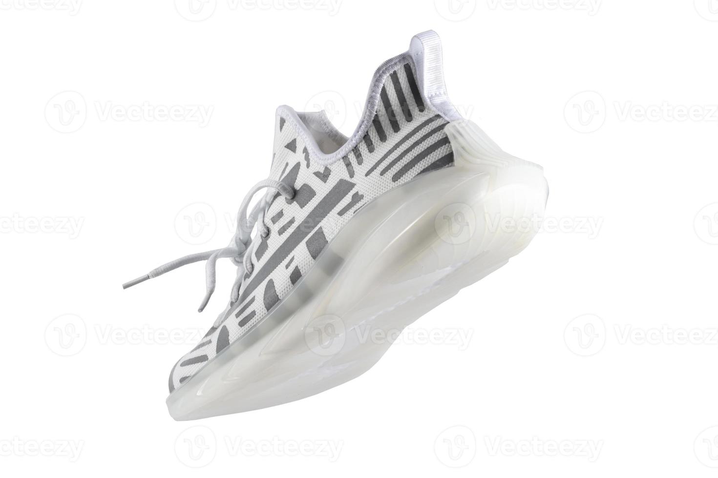 sport schoenen. wit kleding stof trainers met grijs reflecterende strepen. foto