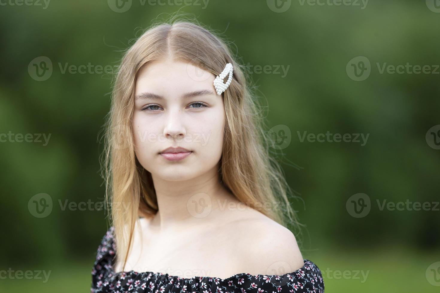 portret van een mooi meisje met lang haar- Aan een zomer achtergrond. de gezicht van een blond haar tiener- meisje. foto