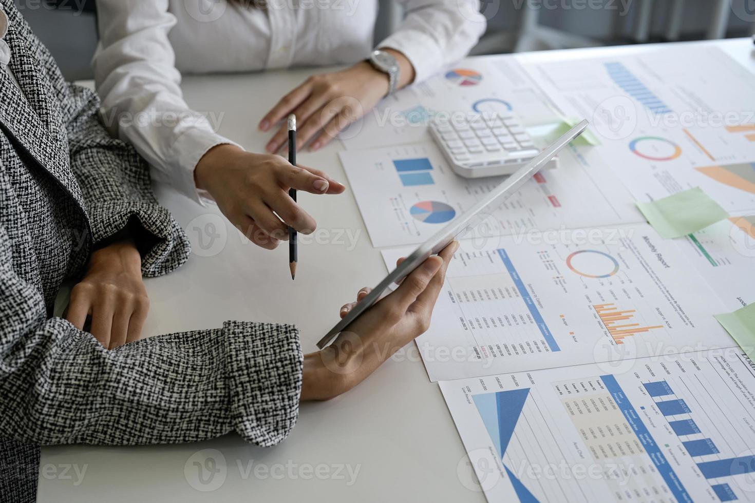 bedrijf mensen leg uit werken plannen gebruik makend van grafieken en tablet in de kantoor. vergadering naar analyseren en bespreken en brainstorming de financieel verslag doen van tabel gegevens in kantoor. foto