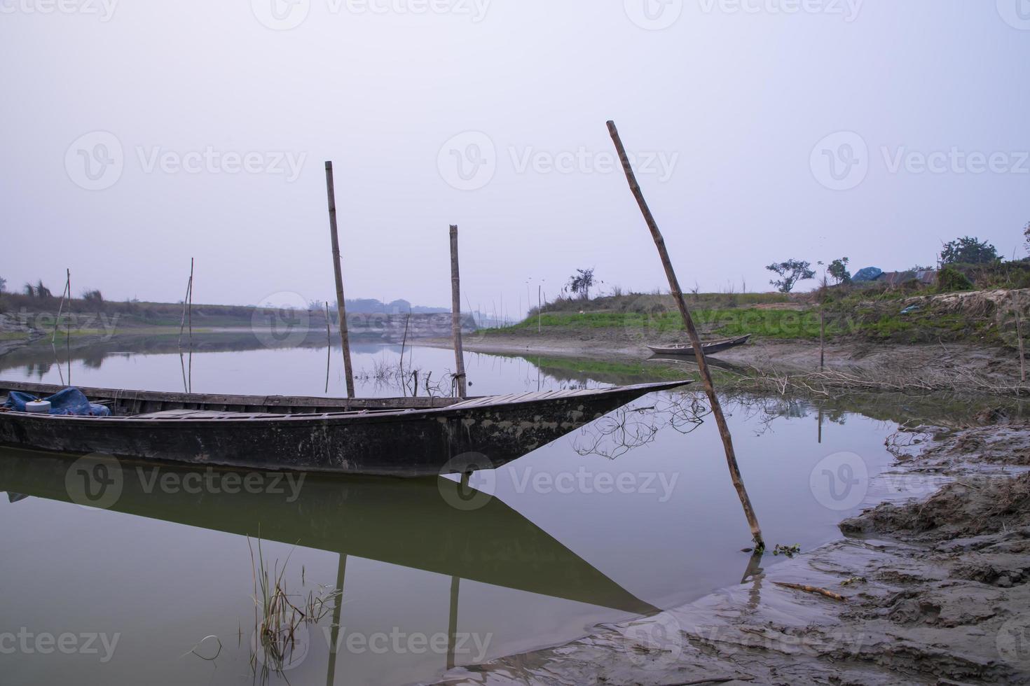 landschap visie van houten visvangst boten Aan de bank van de meer foto