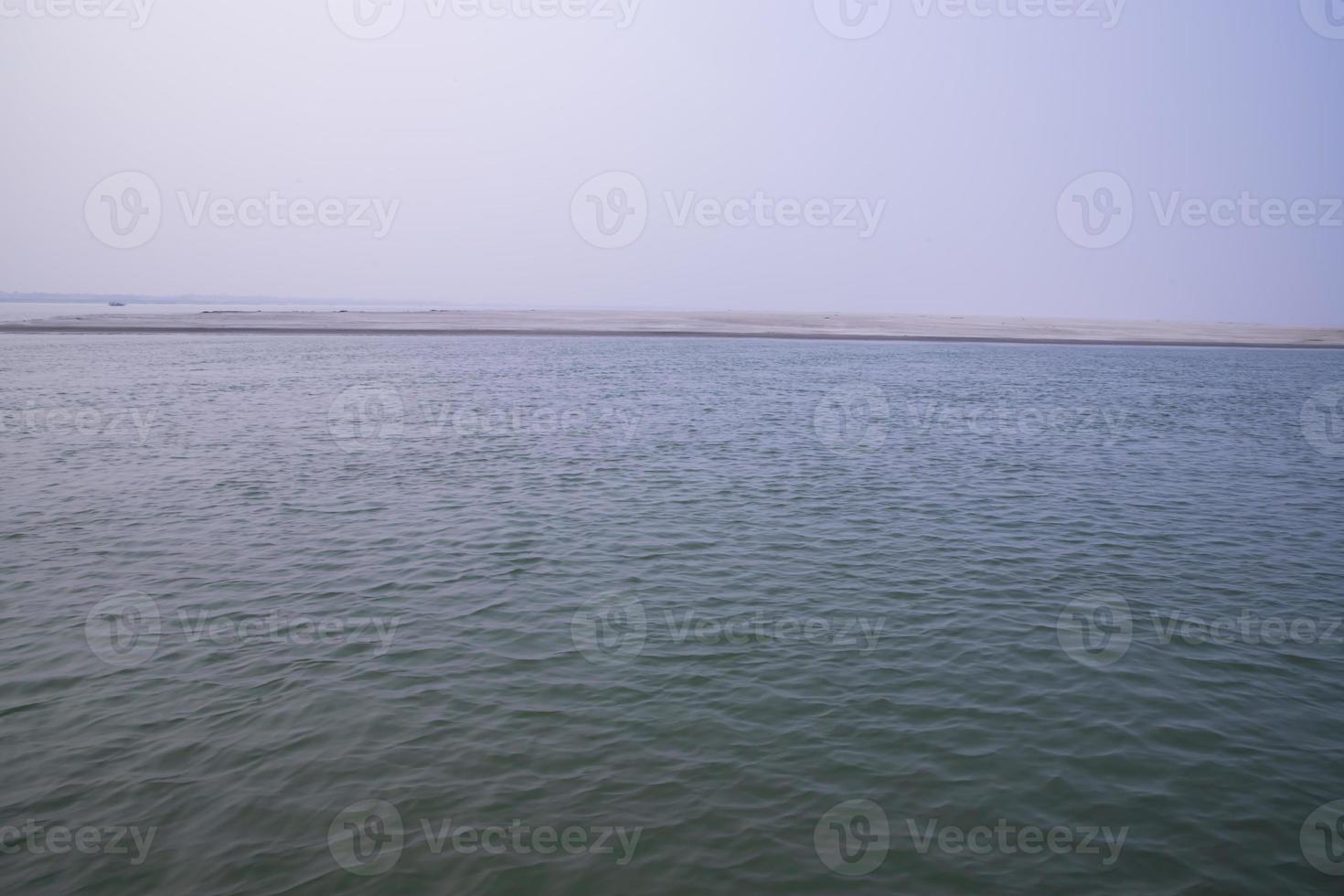 padma rivier- blauw water en zand eiland met blauw lucht mooi landschap visie foto