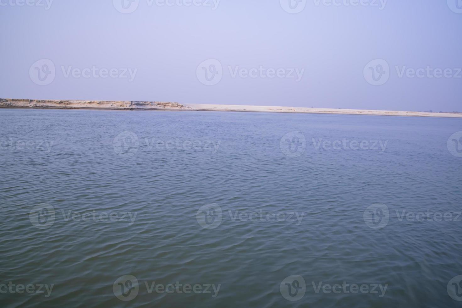 padma rivier- blauw water en zand eiland met blauw lucht mooi landschap visie foto