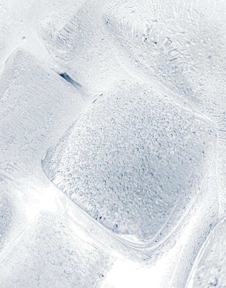 ijs kubussen achtergrond, ijs kubus structuur of achtergrond het maakt me voelen vers en voelen goed, in de zomer, ijs en verkoudheid drankjes zullen maken ons voelen ontspannen, gemaakt voor drank of verfrissing bedrijf. foto