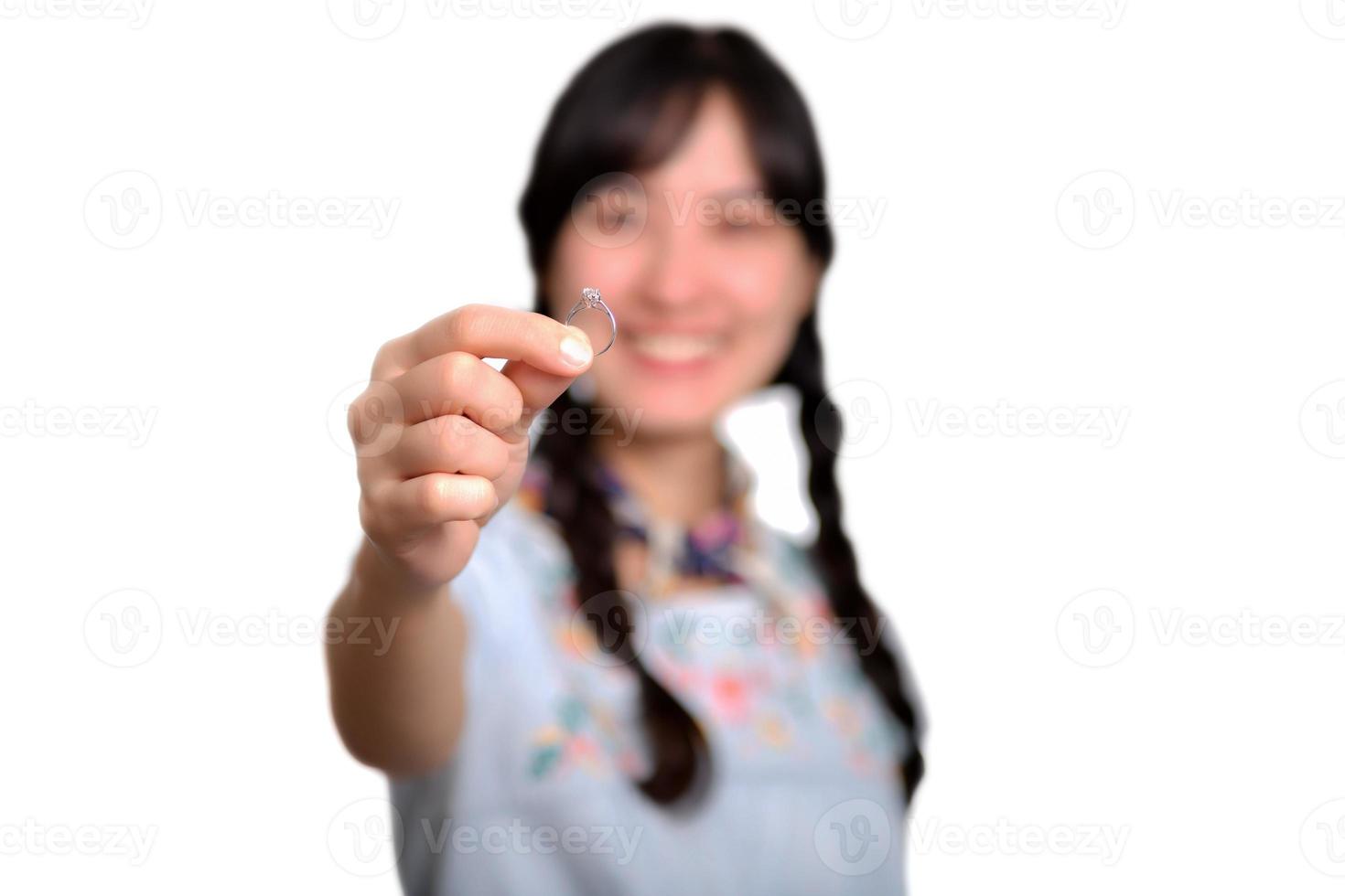 portret van mooi jong Aziatisch vrouw in denim jurk Holding verloving ring Aan wit achtergrond foto