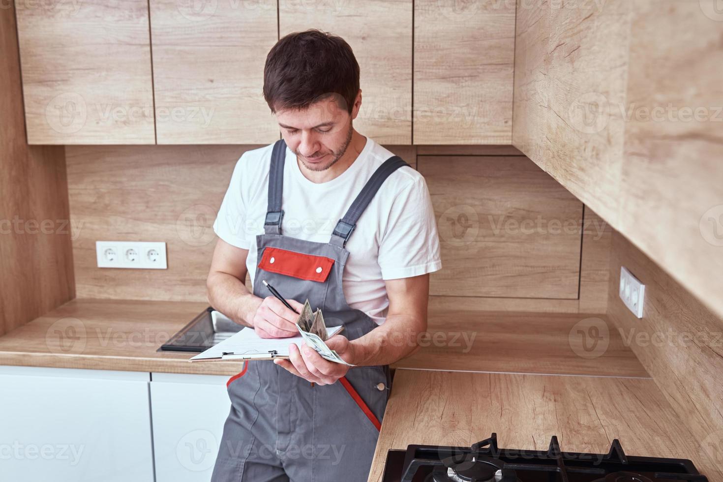 loodgieter tekens een contract voor de Diensten in de keuken foto