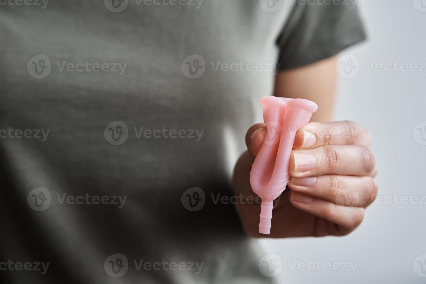 vrouw houdt menstruatie- kop in handen foto