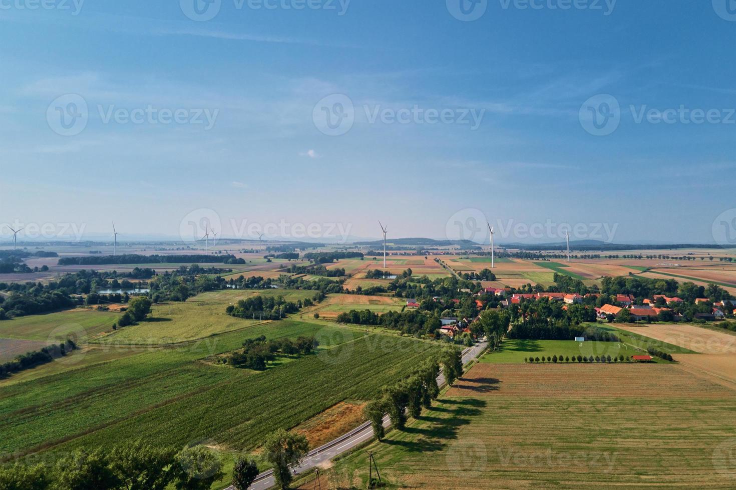 klein dorp in de buurt wind turbine generator, antenne visie foto