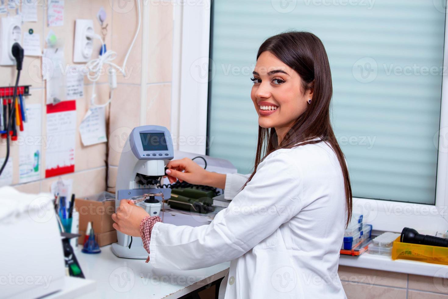 opticien repareren bril met gereedschap in optisch op te slaan foto