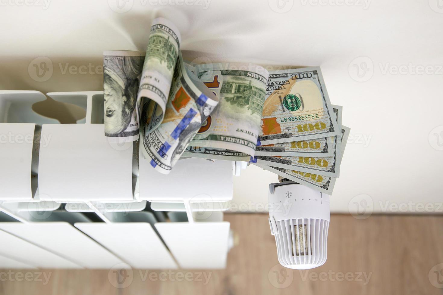 radiator en geld. de concept van betaling voor verwarming. foto