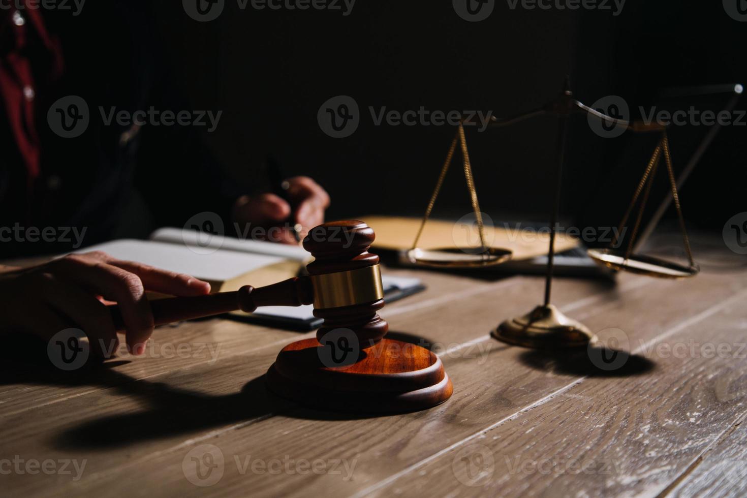 rechtvaardigheid en recht concept.male rechter in een rechtszaal met de hamer, werken met, computer en docking toetsenbord, brillen, op tafel in ochtendlicht foto