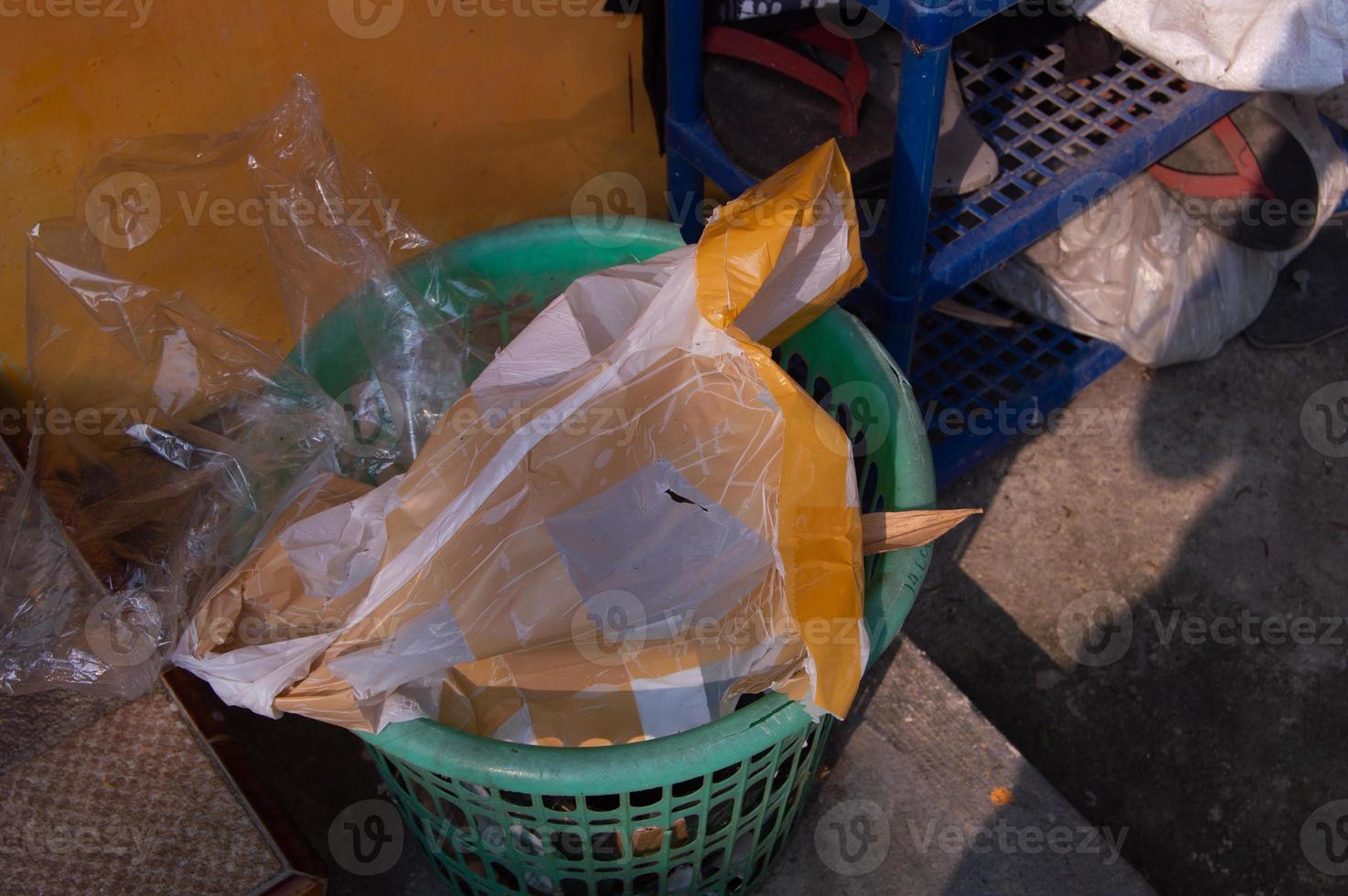 schot Aan een vol uitschot kan in voorkant van de huis foto