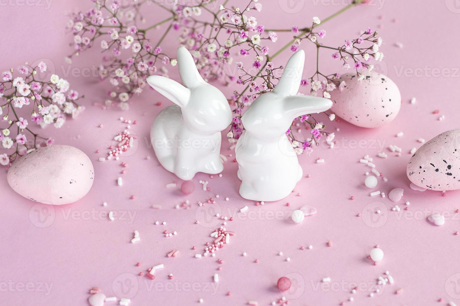 Pasen achtergrond. Pasen konijntjes Aan een roze achtergrond. gelukkig Pasen kaart. Pasen. bloemen foto