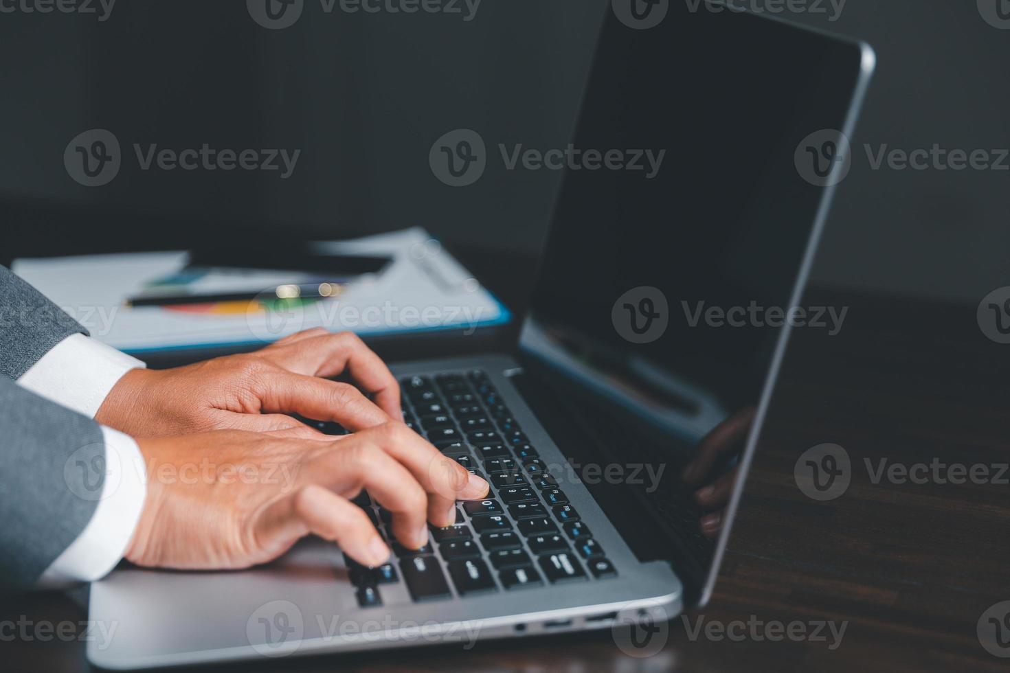 zakenvrouw hand- typen laptop computer toetsenbord met virtueel scherm, modern achtergrond concept, kan zetten uw tekst met icoon bundel, kopiëren ruimte foto