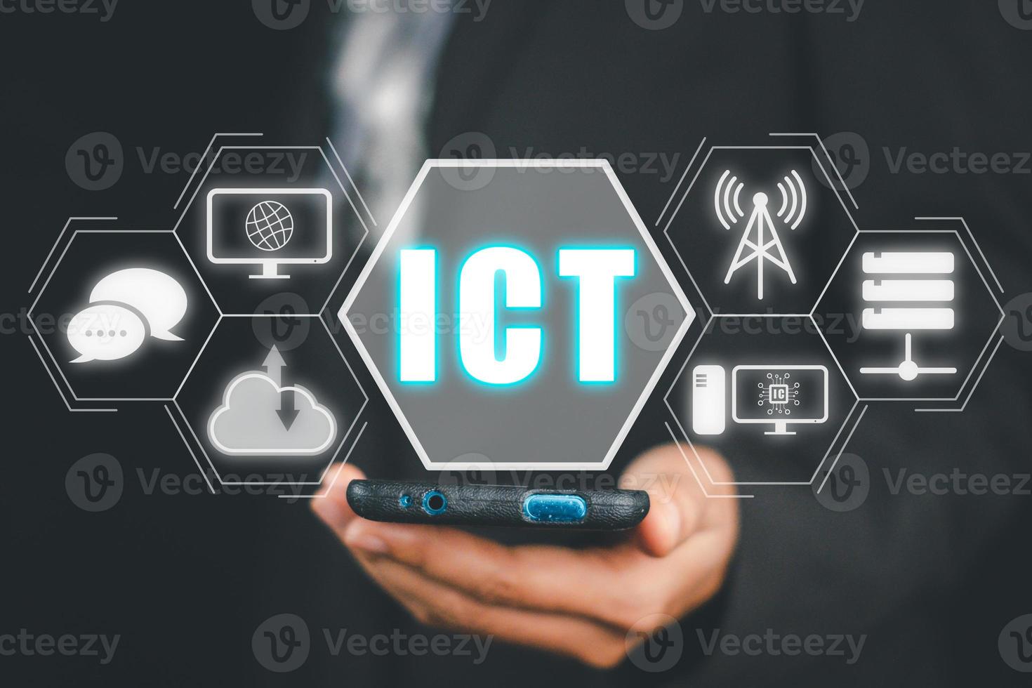 informatie en communicatie technologie concept, persoon gebruik makend van slim telefoon met ict icoon Aan virtueel scherm, globaal technologie, internetten, Wifi. foto