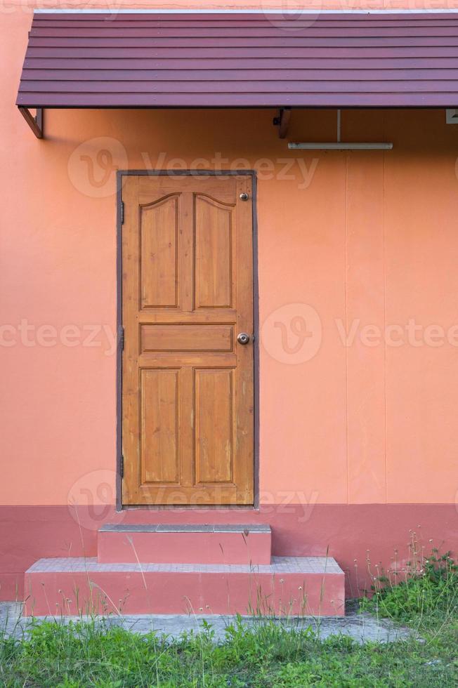 buitenkant van houten deur en dak foto