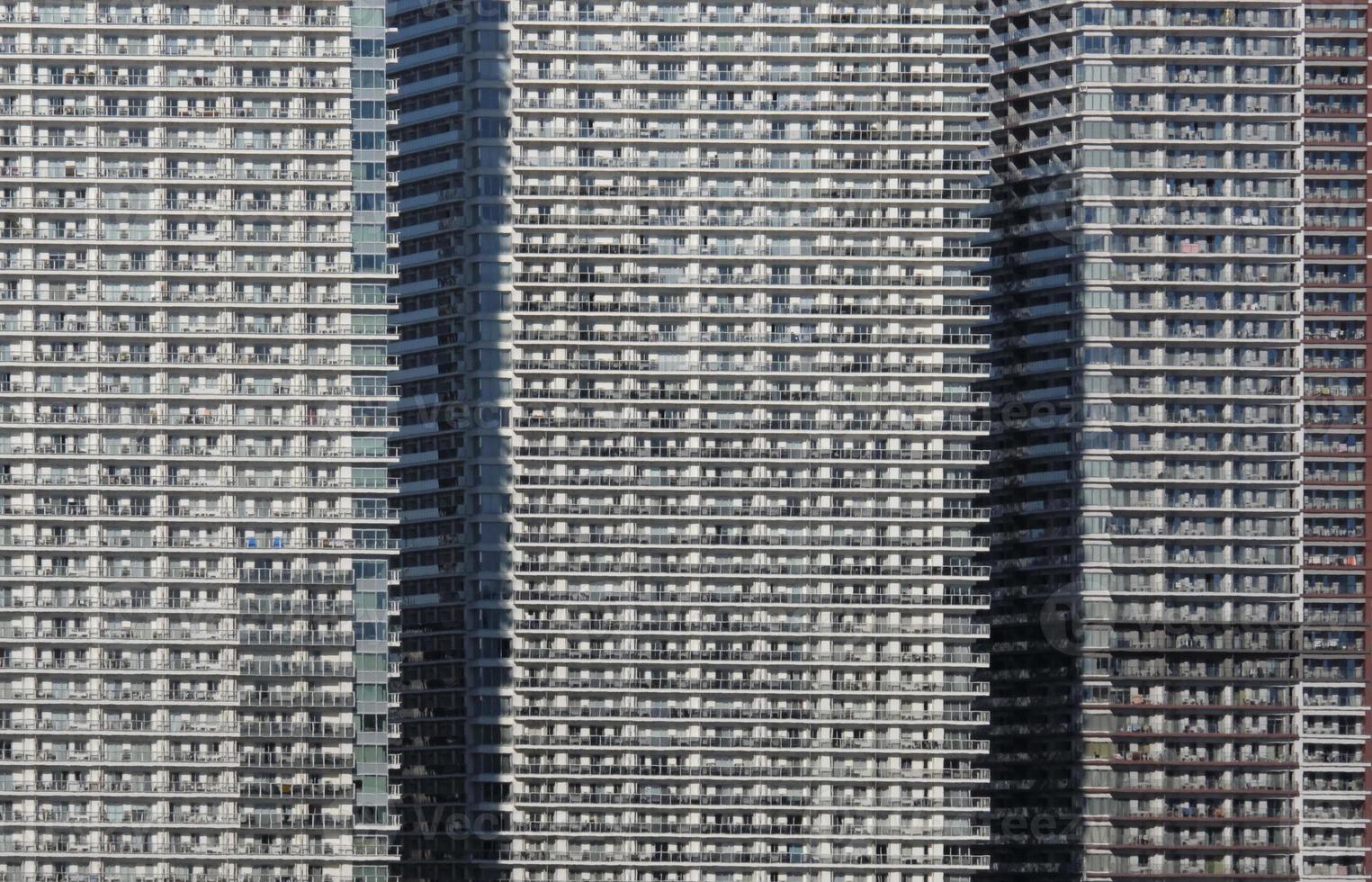 dicht stedelijk leven in een rij van wolkenkrabbers in Tokio, Japan foto