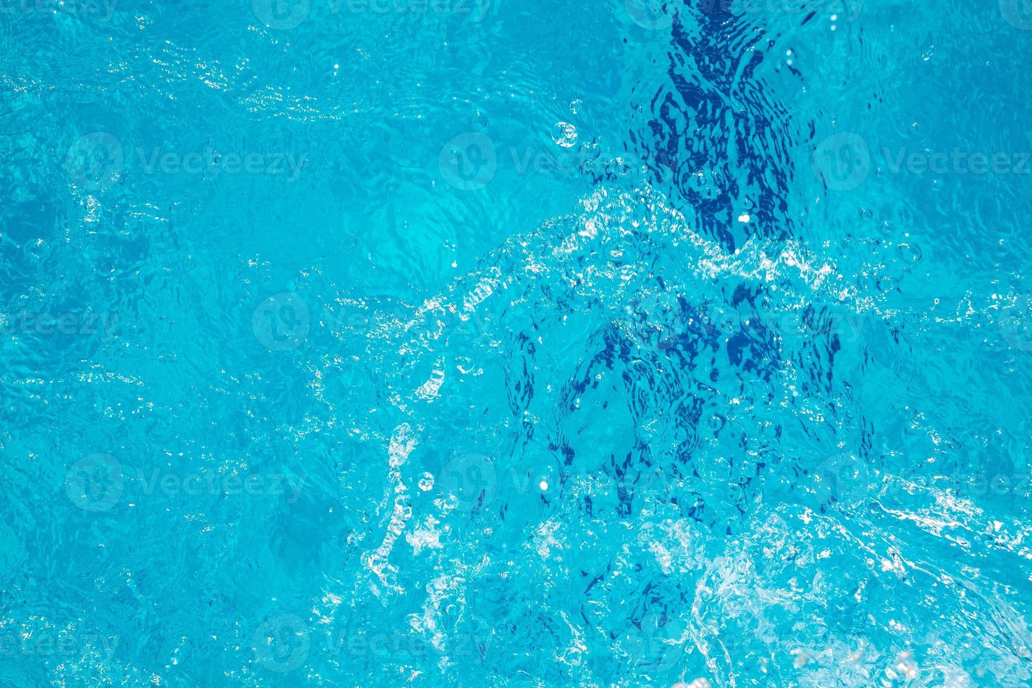 wazig transparant blauw gekleurd helder kalm met spatten en bubbels. trendy abstracte natuur achtergrond. watergolven in zonlicht. achtergrond Stockfoto