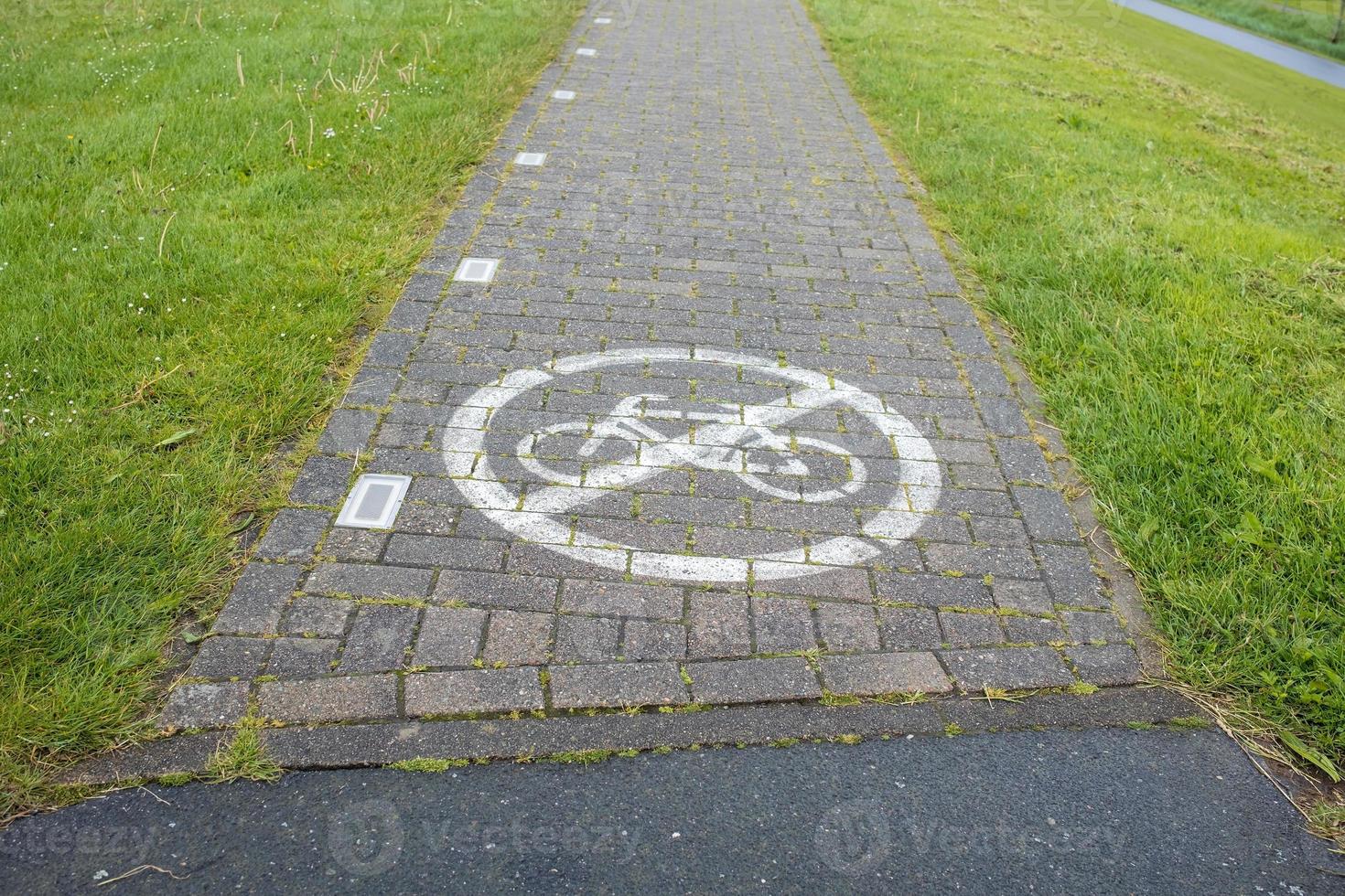 steen voetpad met een teken geschilderd Aan het verbiedend wielersport. veiligheid concept. foto