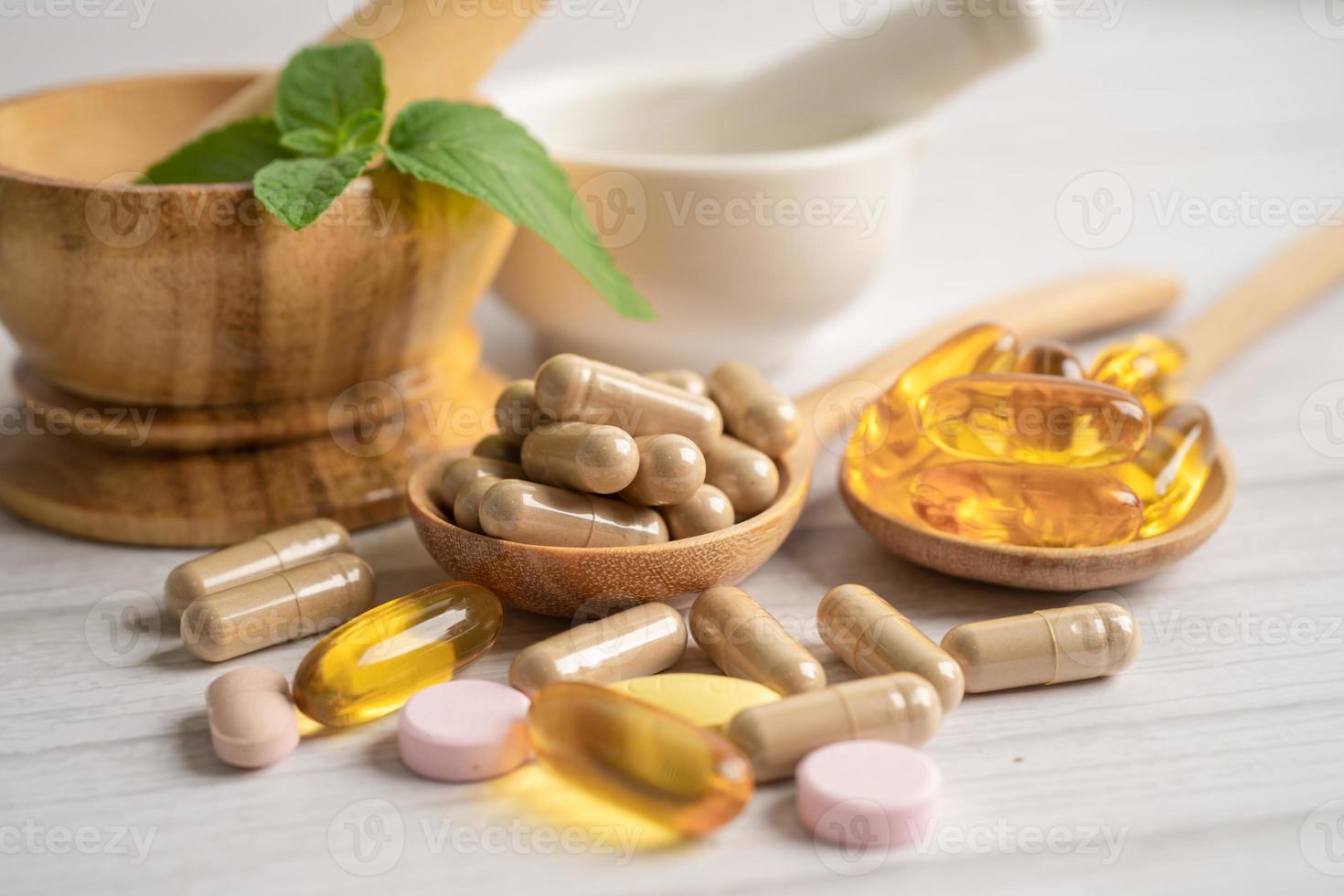 alternatieve geneeskunde kruiden organische capsule met vitamine e omega 3 visolie, mineraal, medicijn met kruiden blad natuurlijke supplementen voor een gezond goed leven. foto