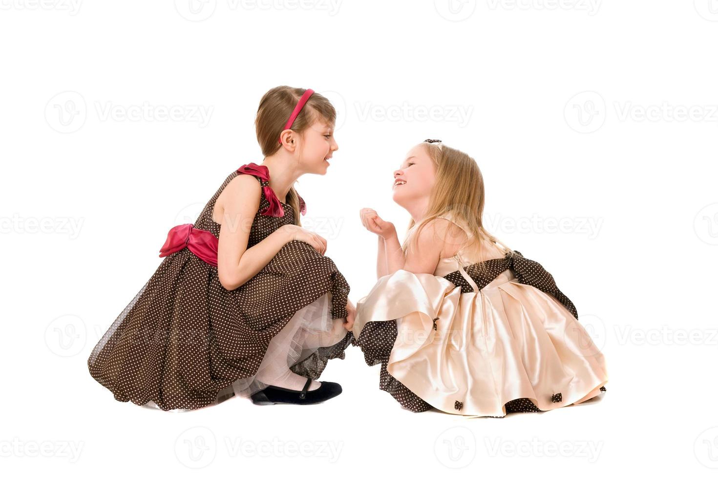 twee mooi weinig meisjes pratend foto