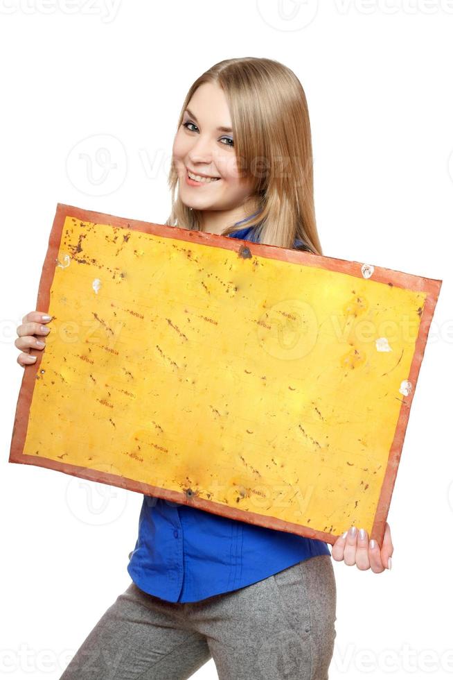 vrolijk jong vrouw poseren met geel wijnoogst bord foto