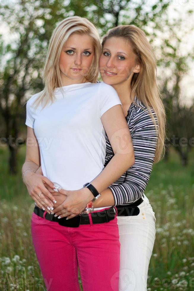 portret van twee glimlachen lief jong Dames foto