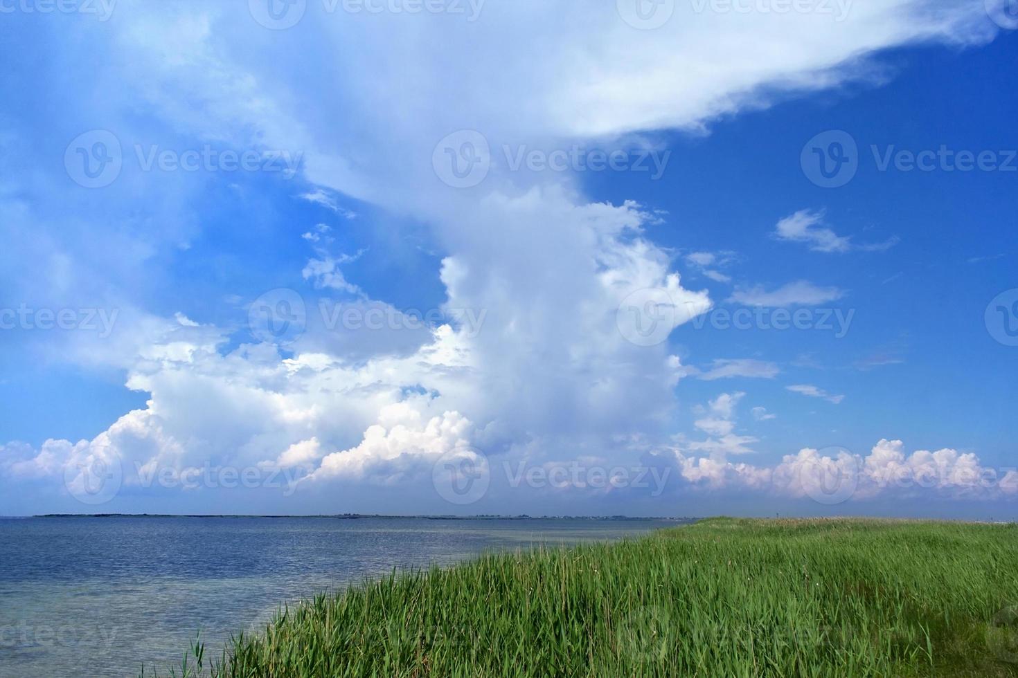 blauwe lucht met witte wolken foto