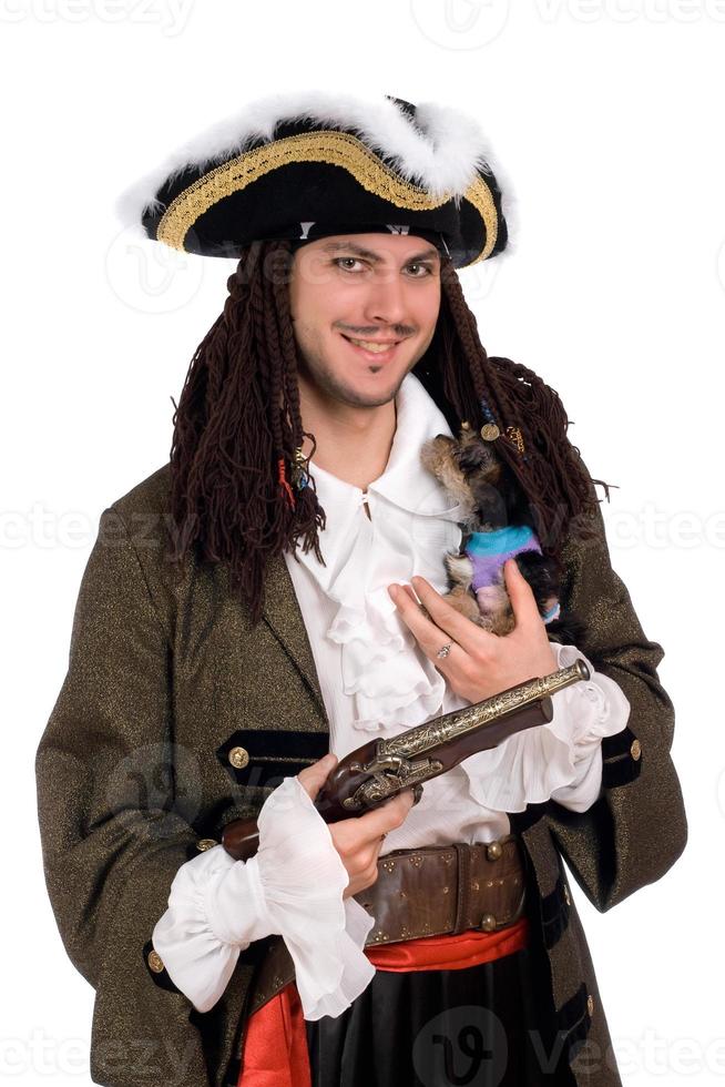 Mens in een piraat kostuum met klein hond foto