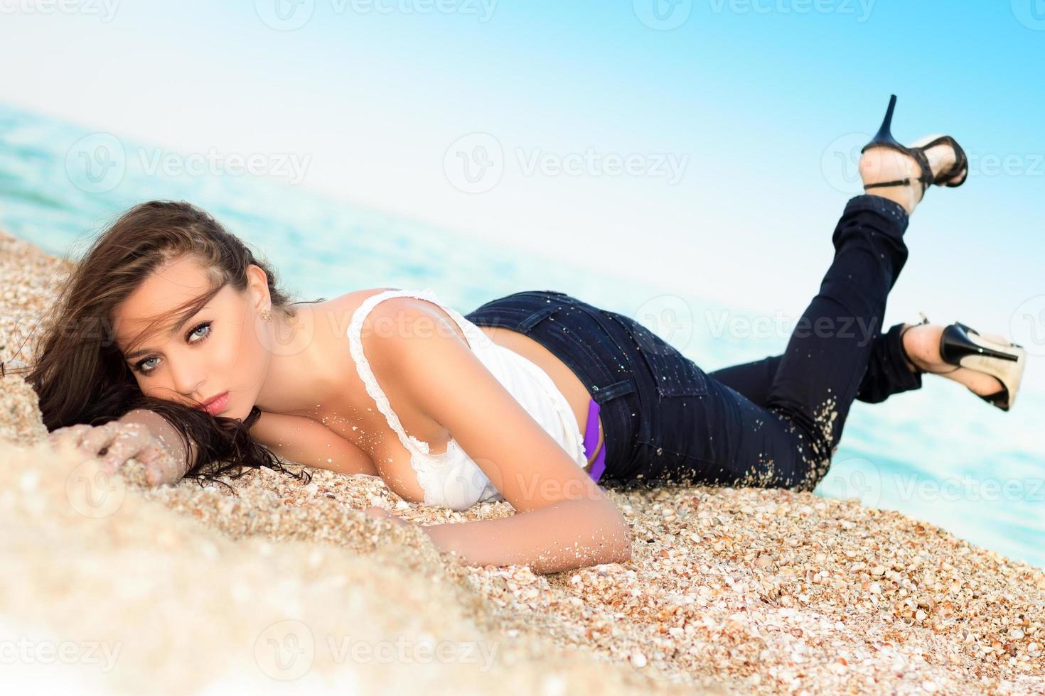 brunette Aan de strand foto