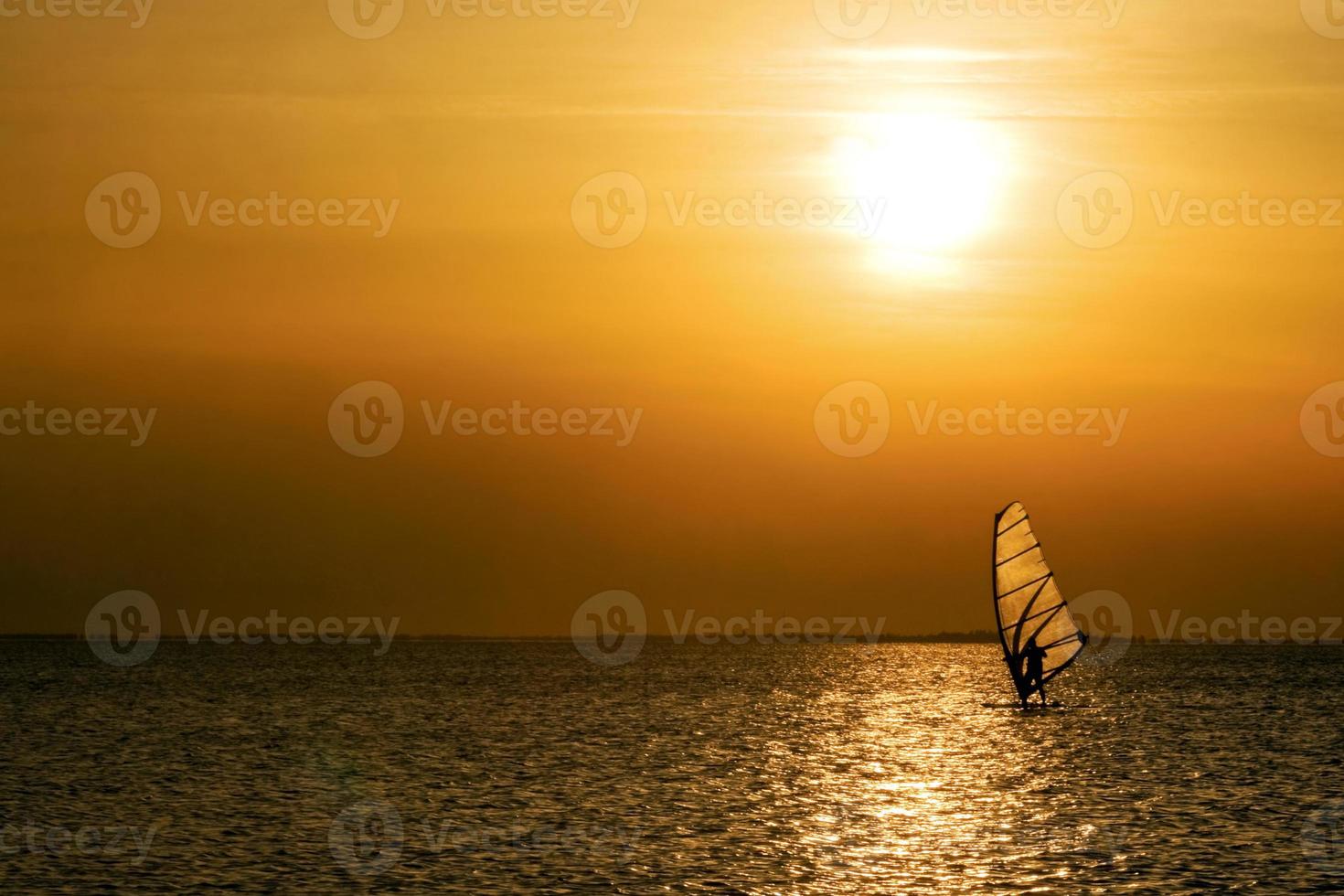 windsurfer over- de zonsondergang foto