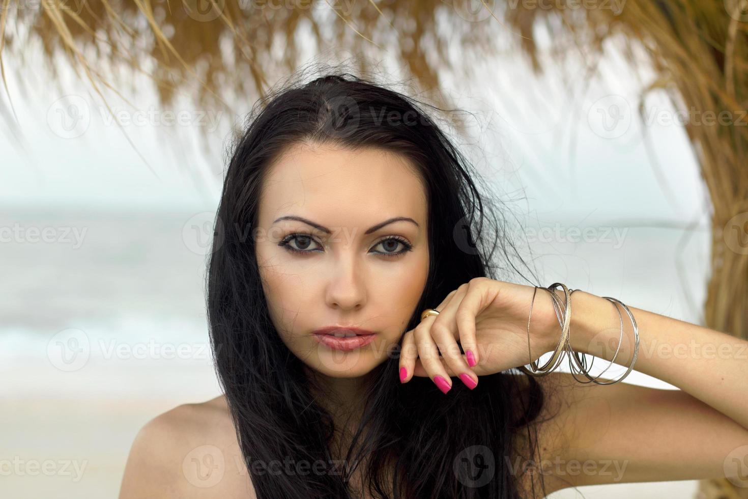 aantrekkelijk jong vrouw Aan de strand foto