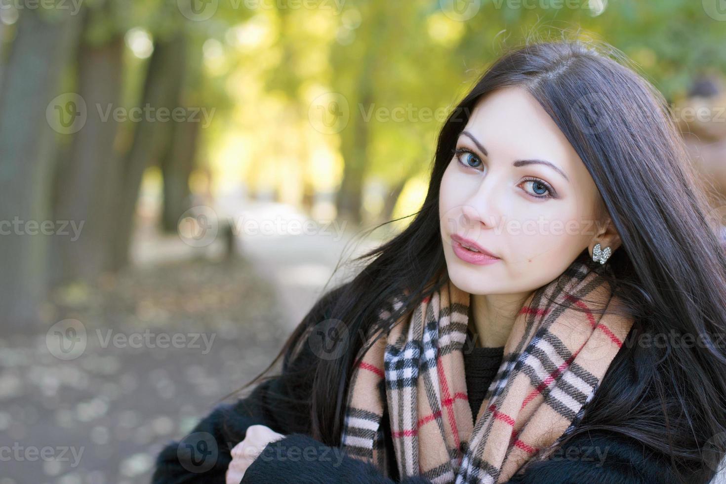 schattig jong vrouw in herfst park foto