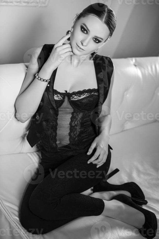 attent vrouw in zwart lingerie foto