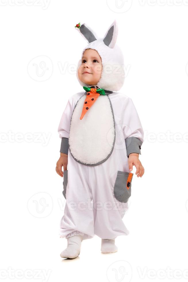 weinig jongen gekleed net zo konijn. geïsoleerd foto