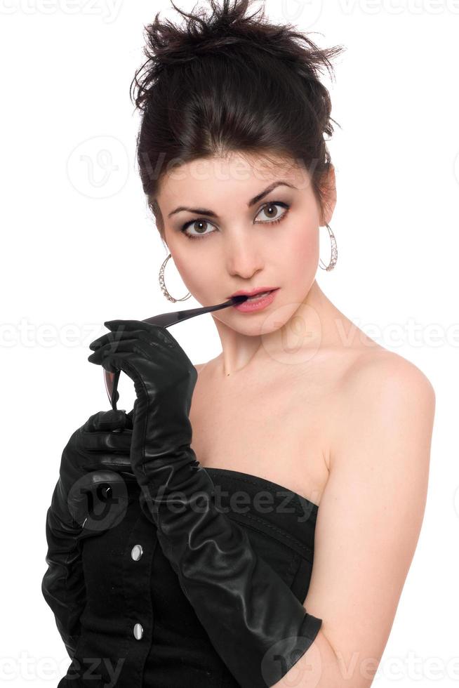 portret van aantrekkelijk jong brunette in een zwart jurk foto