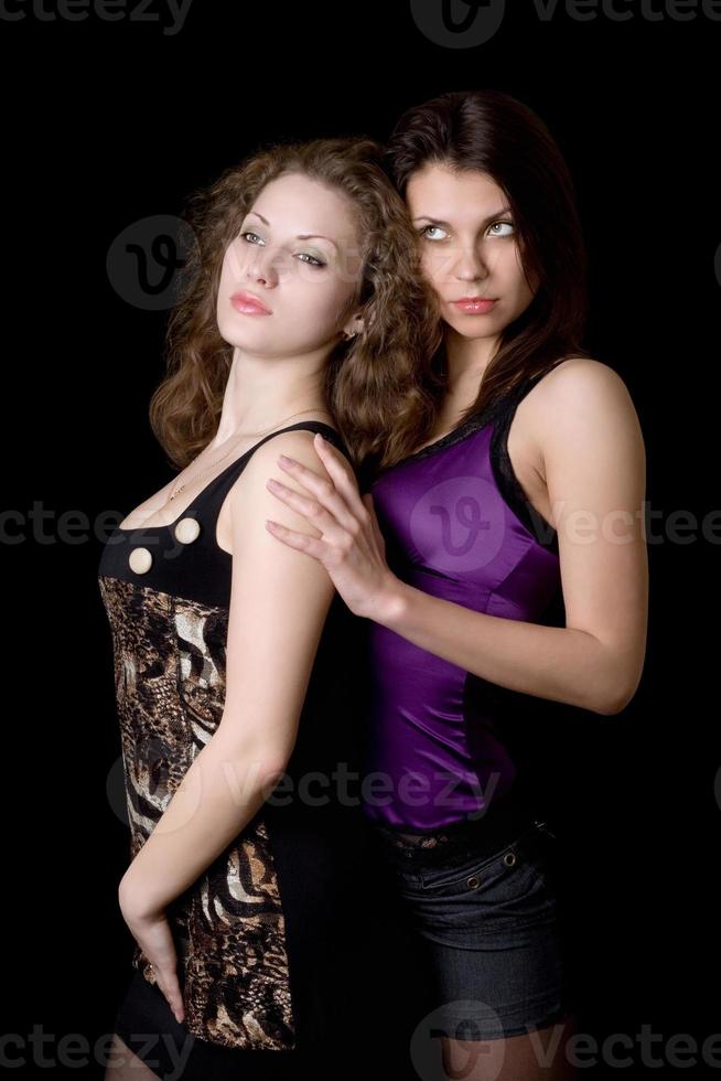 portret van de twee mooi Dames. geïsoleerd Aan zwart foto