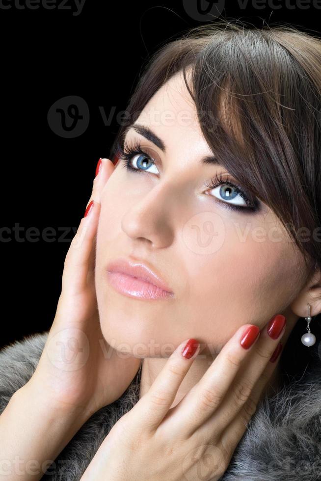 mooie brunette vrouw poseren foto