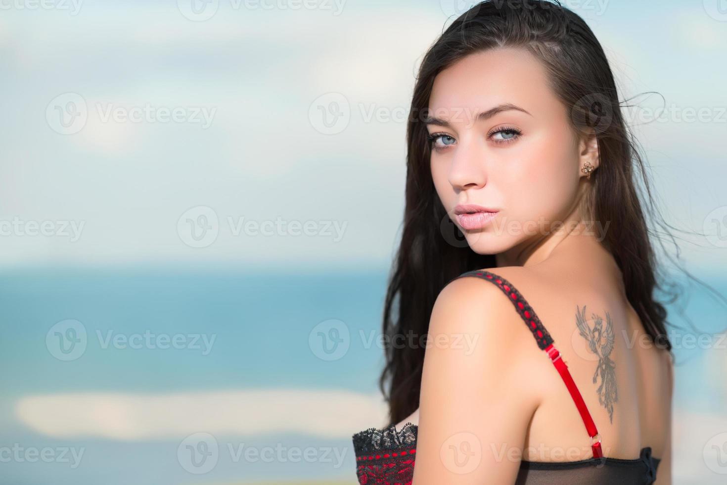 portret van sexy jong vrouw met tatoeëren foto