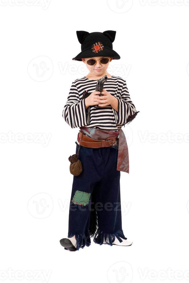 weinig jongen gekleed net zo een piraat foto
