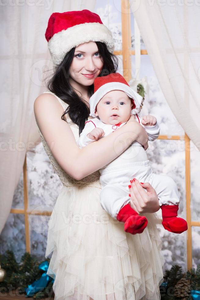 mooi vrouw poseren met haar baby foto