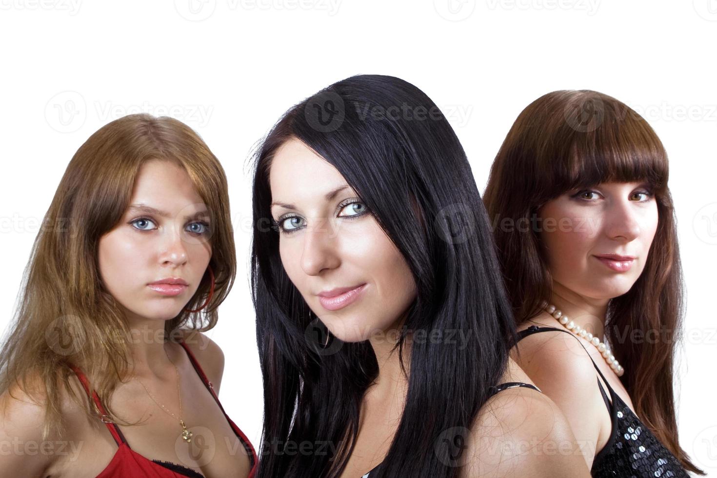 portret van drie mooi jong Dames. focus Aan de centraal meisje foto
